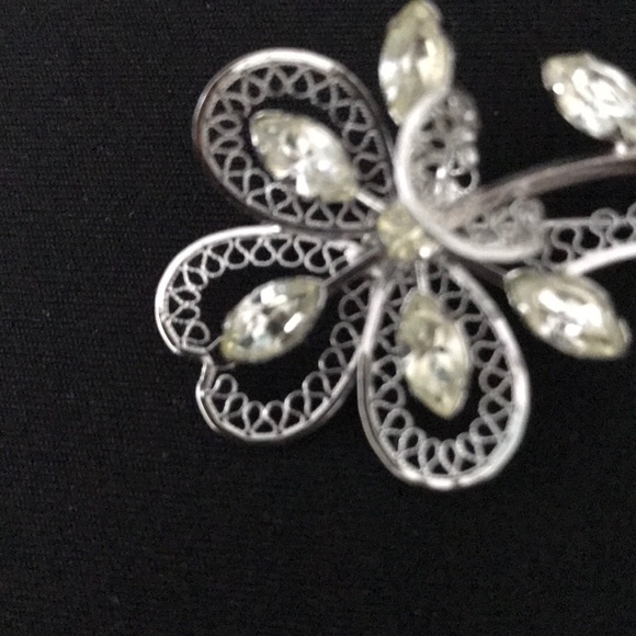 BROOCH WITH RHINESTONES IN FLOWER SHAPE - Picture 2 of 6